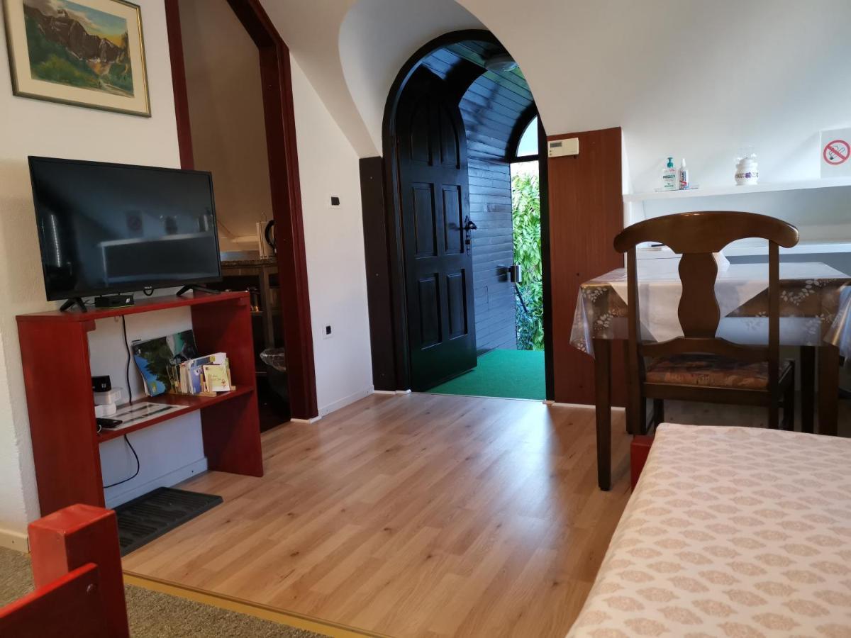 Appartamento Apartmaji Mak Jesenice Esterno foto